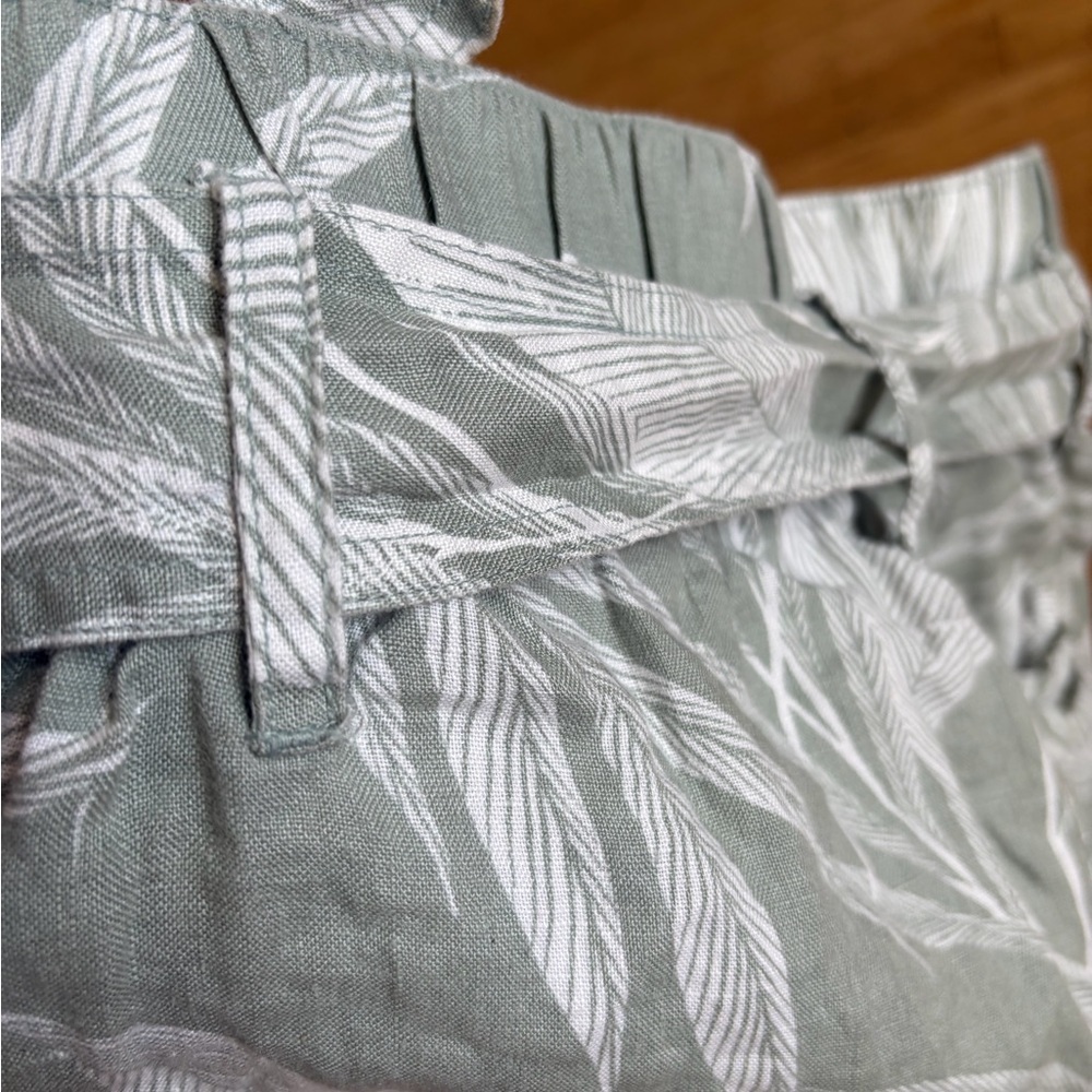 Tahari 100% linen shorts palm leaf tropical with faux turtle shell grommet belt - Picture 2 of 11